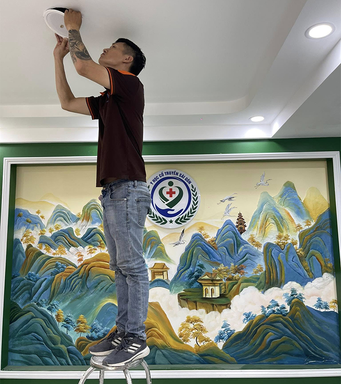 Việc thực hiện khoét, lắp đặt và kết nối các thiết bị được kỹ sư thực hiện nhanh chóng