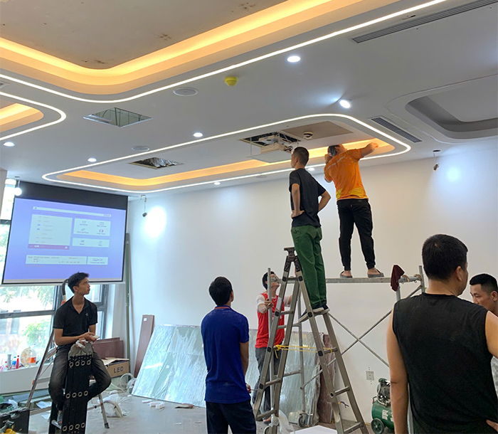 Kỹ sư của Lạc Việt Audio đang tiến hành thi công loa gắn trần