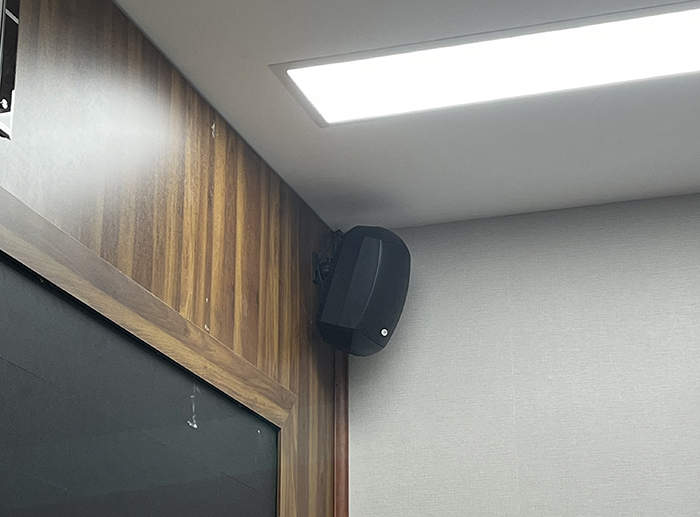 Loa treo tường số lượng không lớn nhưng phù hợp với diện tích không gian lắp đặt