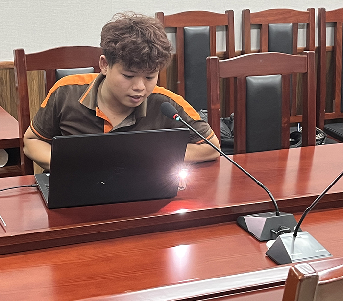 Nhân viên âm thanh Lạc Việt Audio đang tiến hành check hệ thống