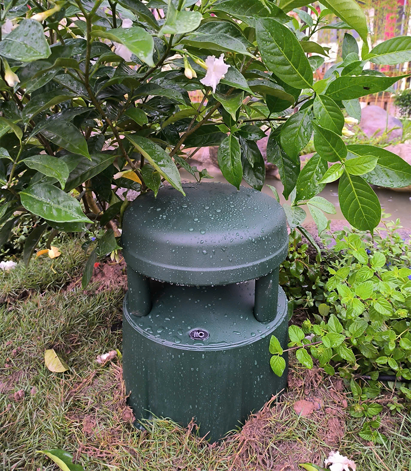 Loa nghe nhạc sân vườn nằm dưới mưa tạo nên giá trị thẩm mỹ mới lạ Loa nghe nhạc sân vườn nằm dưới mưa tạo nên giá trị thẩm mỹ mới lạ
