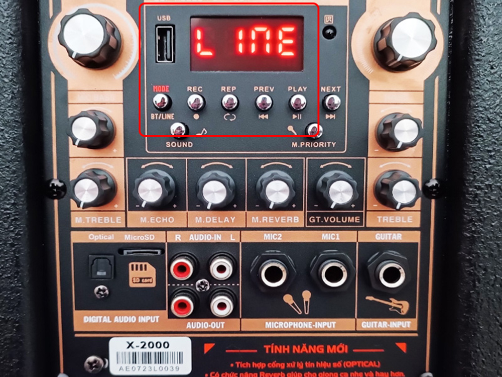 Cắm đầu còn lại vào cổng input trên loa kéo