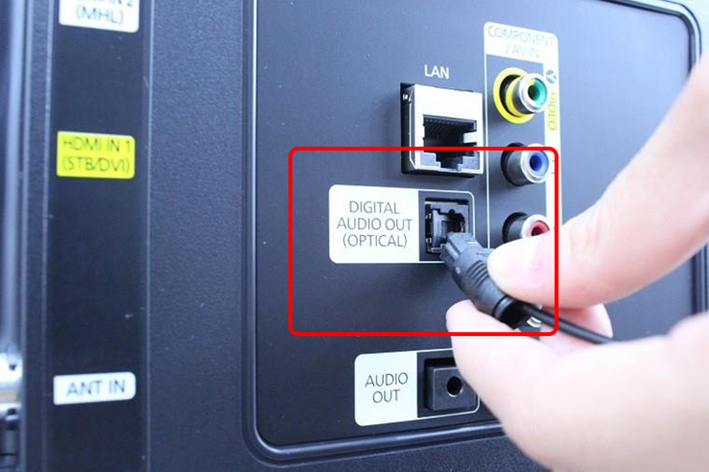 Lấy 1 đầu dây giắc cắm vào cổng Optical trên tivi Samsung
