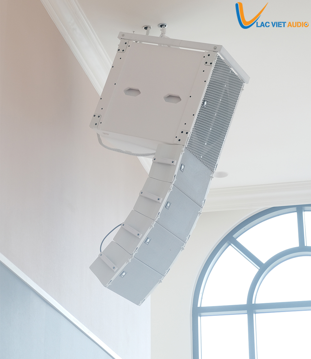 Dàn loa line array chuyên nghiệp, hầm hố lắp đặt đối xứng trên trần sân khấu