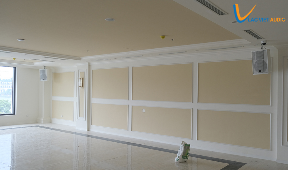 Loa hội trường HD màu trắng chất lượng, âm thanh toàn dải sống động được lắp chắc, đẹp