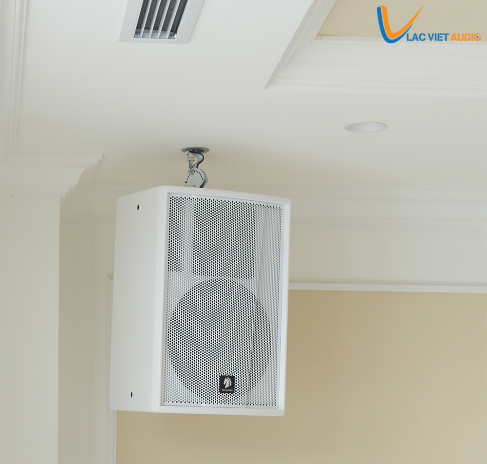 Hướng loa trực tiếp sân khấu, khu vực khách mời, đảm bảo âm thanh được truyền rõ ràng
