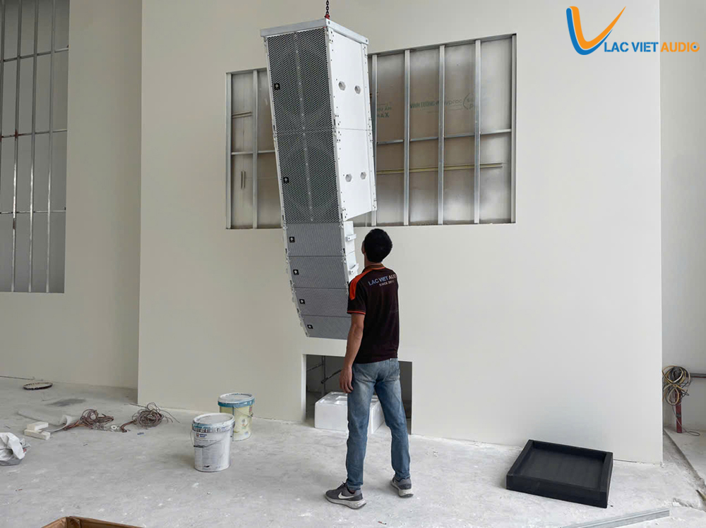 Nhân viên kỹ thuật của Lạc Việt Audio đang tiến hành kéo loa lên cao