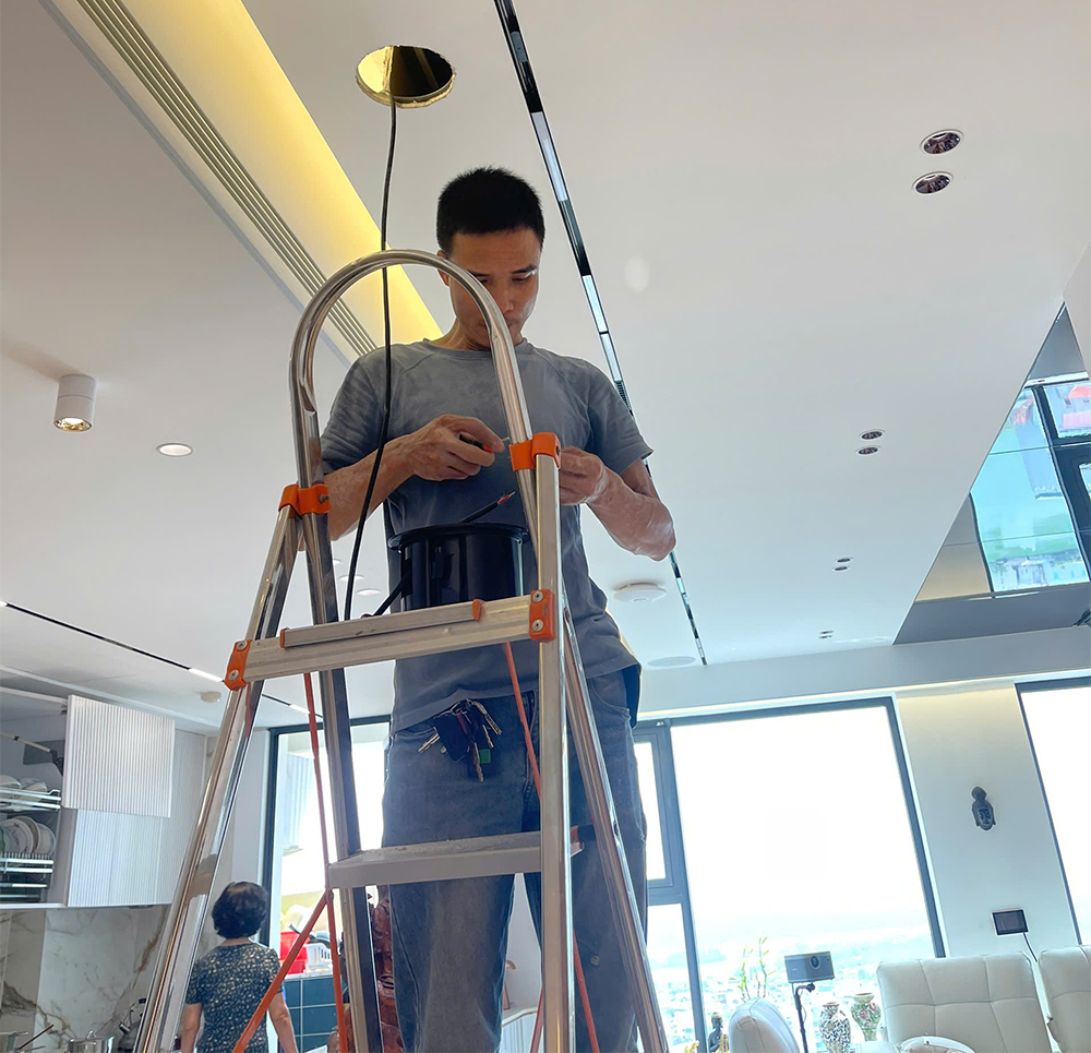 Nhân viên tiến hành lưu thông dây điện, chuẩn bị lắp loa