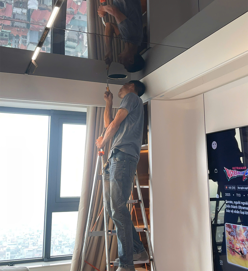 Lỗ trần loa đã được cắt xong và đang tiến hành loại bỏ các mối gồ ghề, mất thẩm mỹ