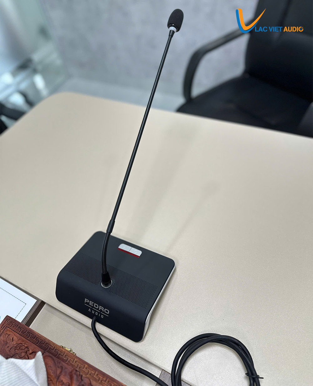 Micro cổ ngỗng PEDRO đại biểu cho khả năng thu âm chuyên nghiệp, chính xác