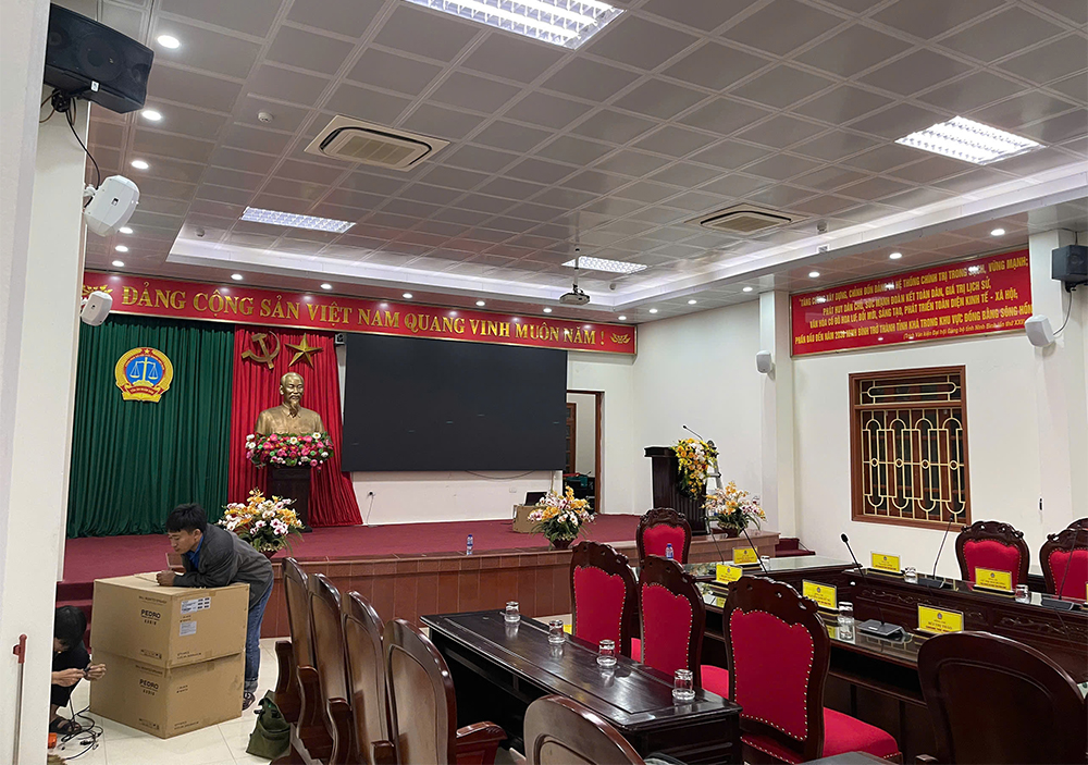 Nhân viên kỹ thuật đang tiến hành lắp đặt thiết bị âm thanh