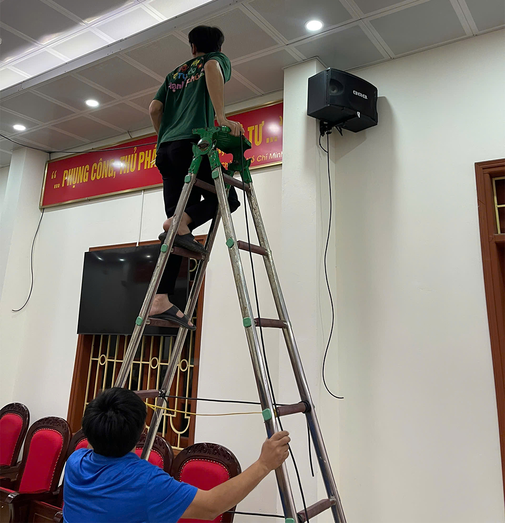 Đội ngũ kỹ thuật tiến hành hoàn thiện thiết bị truyền phát âm thanh