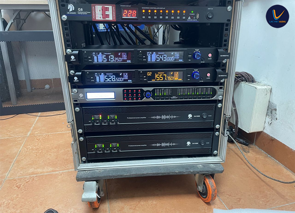 Việc sắp xếp gọn gàng các thiết bị vào tủ rack tạo độ thuận tiện cho việc thao tác