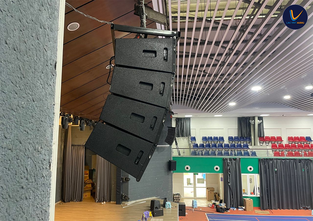 Mặt bên của dàn loa array trên cao 