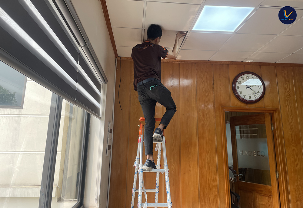 Bước đi dây đầu tiên trong quá trình lắp đặt hệ thống