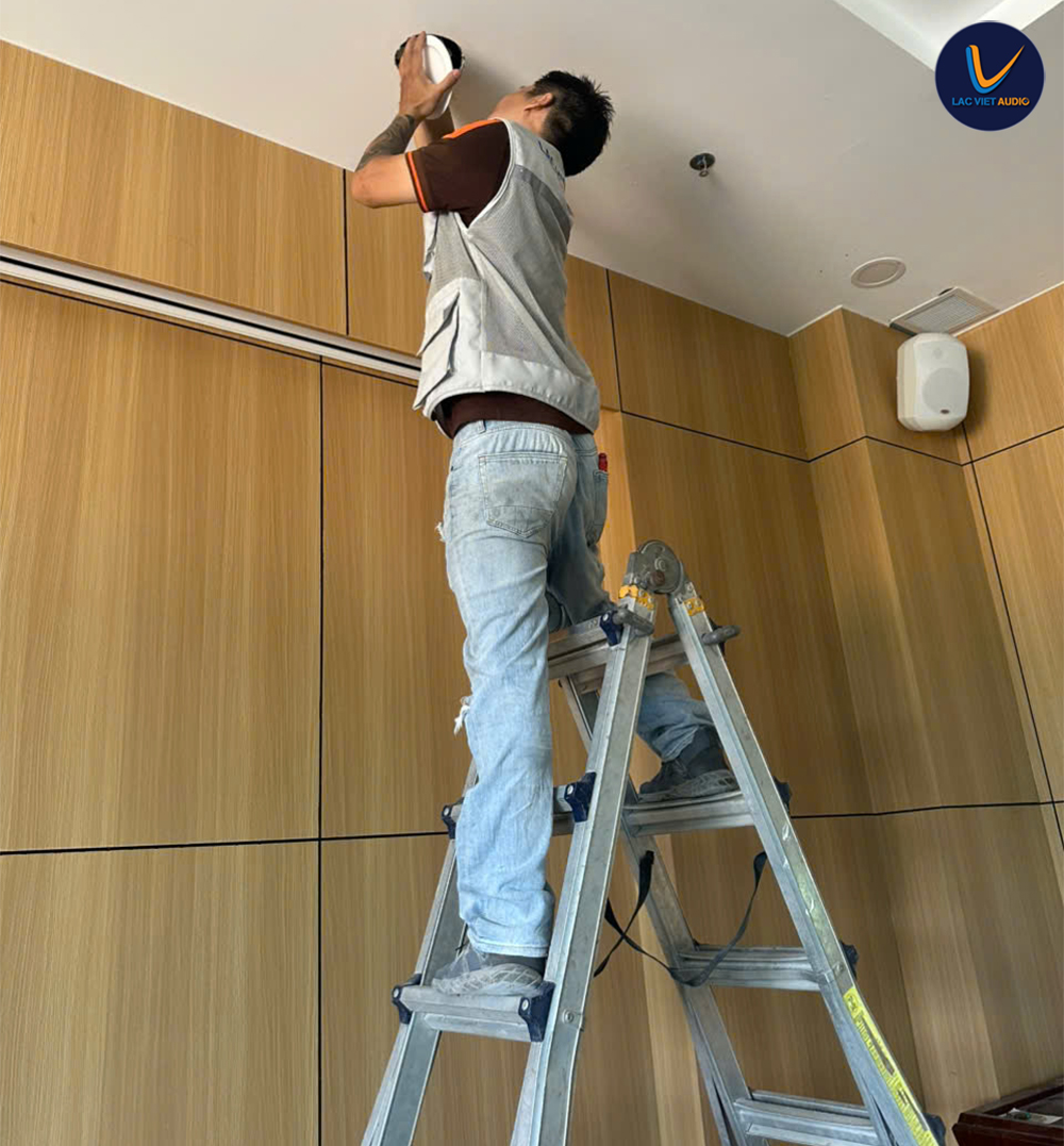 Nhân viên kỹ thuật thực hiện các thao tác lắp đặt, đi dây trong hệ thống
