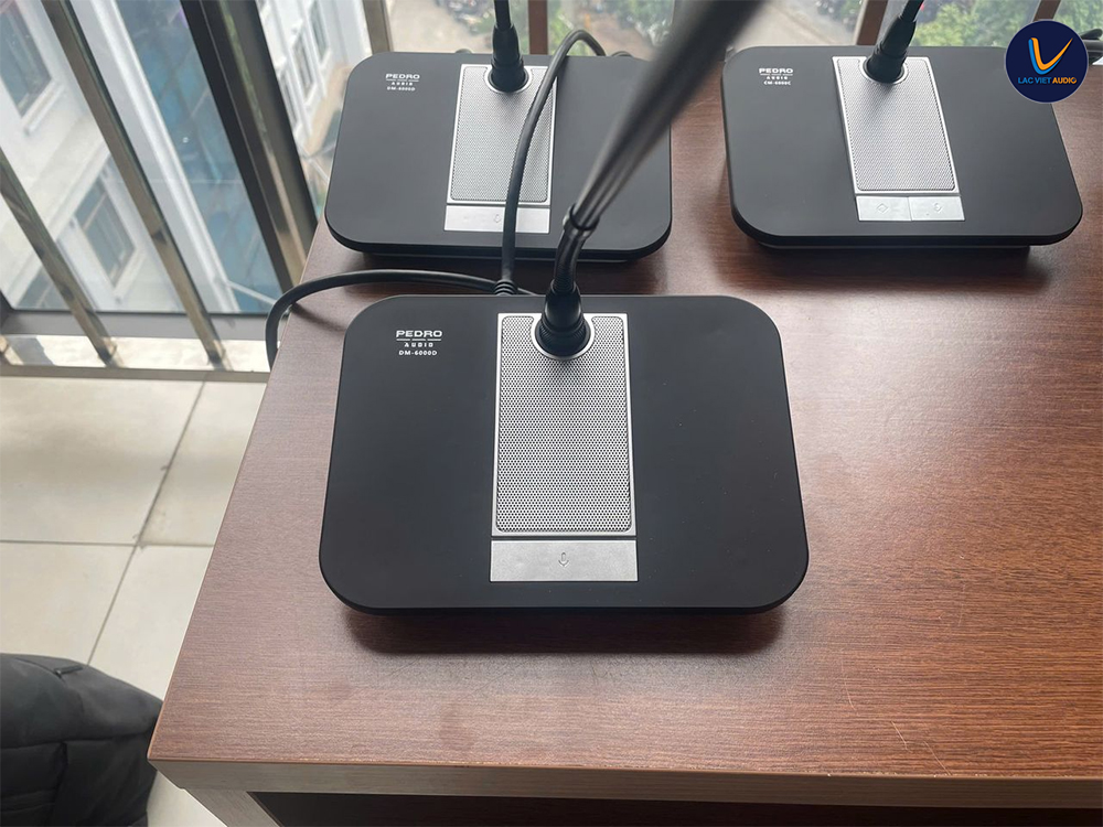 Micro cổ ngỗng đại biểu Pedro dễ dùng, cứng cáp Micro cổ ngỗng đại biểu Pedro dễ dùng, cứng cáp