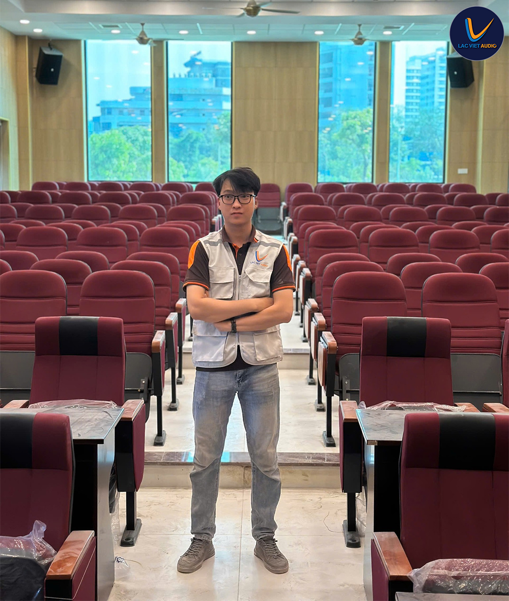 Nhân viên kỹ thuật Lạc Việt Audio và hệ thống âm thanh hội trường
