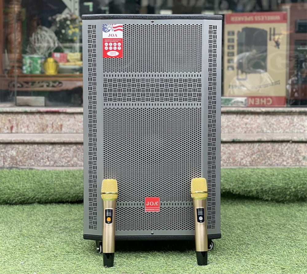 Loa JOA ST1715 được phủ màu đen đơn giản nhưng dễ phối không gian