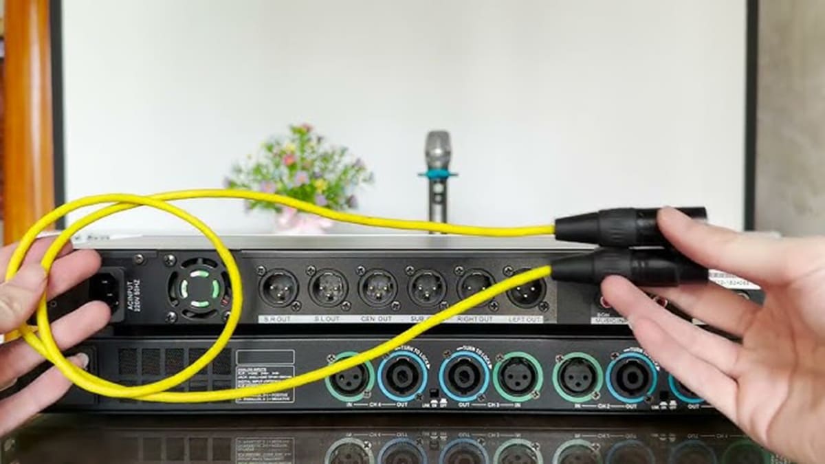 Khi kết nối vang số với cục đẩy cần xác định đúng cổng, chọn đúng jack và thao tác cắm đúng khi thực hiện Khi kết nối vang số với cục đẩy cần xác định đúng cổng, chọn đúng jack và thao tác cắm đúng khi thực hiện